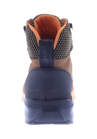 Braune Wildleder-Ankle Boots mit Mesh-Obermaterial, orangefarbener Fütterung, schwarzem Gummifersen und strukturiertem Sohlen. Verfügt über verstellbare Hardware an den Seiten.