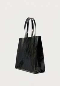 Czarna torba typu tote z lakierowanej skóry o fakturze krokodyla, w kształcie prostokąta, z dwoma długimi uchwytami, charakteryzująca się eleganckim, błyszczącym wykończeniem.