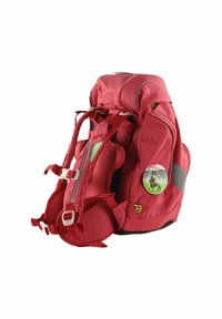Sac à dos rouge avec des bretelles réglables, plusieurs poches et un patch circulaire représentant un design de cartoon. Fabriqué en tissu durable avec une texture lisse.