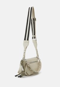 Graue Leder-Umhängetasche mit strukturierter Oberfläche, ausgestattet mit einer Reißverschlusstasche, dekorativen Nieten und einem gemusterten Riemen mit schwarz-weißen Streifen.