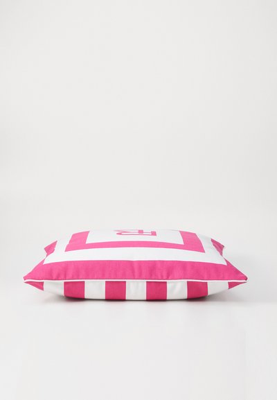 Coussin rectangulaire avec un design géométrique rose et blanc, présentant un logo proéminent et des rayures d'un côté. Texture de tissu douce.