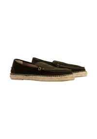 Mocassini in suede verde scuro con suola in juta intrecciata, caratterizzati da una punta cucita e piccoli dettagli in metallo per un tocco in più.