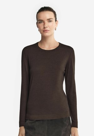 Maglione lungo marrone a maniche lunghe con scollatura rotonda, realizzato in un tessuto morbido e leggero, con un design aderente e polsini a costine.