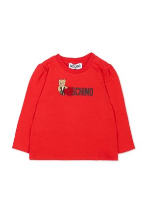 Czerwona koszulka niemowlęca z długim rękawem z grafiką misia i napisem "Moschino" z przodu, zatrzaski na ramieniu i okrągłym dekoltem.