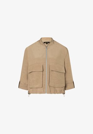 Beige Bomberjacke mit Reißverschluss, zwei Fronttaschen und hochgeschlagenen Ärmeln. Hergestellt aus einem glatten Stoff mit leicht texturierter Oberfläche.