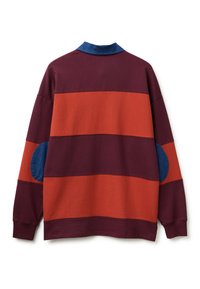 Langarmhemd mit breiten horizontalen burgunderroten und orangefarbenen Streifen, blauer Kragen und blauen Ellbogenpatches auf weißem Hintergrund.