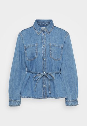 Camicia di jeans azzurro chiaro con colletto, maniche lunghe e due tasche sul petto. Presenta una cintura legata in vita e chiusura con bottoni sul davanti.