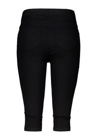 Schwarze Denim-Caprihosen mit elastischem Bund, zwei Gesäßtaschen und verkürzter Länge. Glatte Textur mit einfarbigem Design.