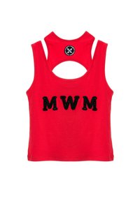 Camiseta sin mangas roja con letras negras "MWM" en el frontal y espalda cortada que cuenta con un pequeño logo redondo en blanco y negro en el cuello.