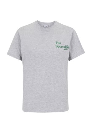 Grijze katoenen T-shirt met korte mouwen, met groene "Fila Sportslife" tekst en logo op de linkerborst. Klassiek ronde hals ontwerp.