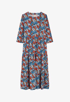 Bloemige jurk met een blauwe achtergrond, gekenmerkt door rode, witte en blauwe bloemen, lange mouwen, ronde hals en een gelaagd, vloeiend ontwerp.