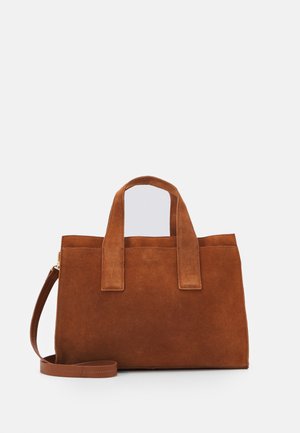 Bruine suede handtas met twee bovenhandvatten en een verstelbare schouderriem. Heeft een gestructureerde vorm en een minimalistisch ontwerp.