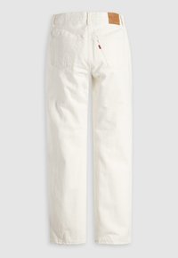 Λευκό τζιν Levi's με ίσια γραμμή, εμφανιζόμενο από πίσω, με δύο τσέπες και καφέ δερμάτινη ετικέτα επωνυμίας στη ζώνη μέσης.