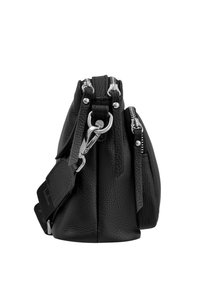 Czarna skórzana torebka z srebrnymi akcentami, o wyraźnym kształcie, z górnymi zamkami błyskawicznymi i bocznymi kieszeniami dla dodatkowego przechowywania. Teksturalne wykończenie.