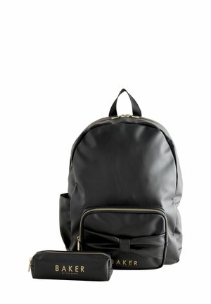 Sac à dos en simili cuir noir avec des accents dorés, grand compartiment principal, poche zippée à l'avant et trousse assortie arborant le logo.