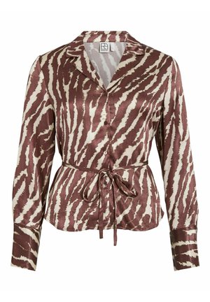 Blouse en satin à motif marron et ivoire, avec col, devant boutonné et ceinture à nouer pour ajuster la forme.