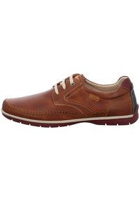 Braunes Lederschuh mit abgerundetem Zehen, beigen Schnürsenkeln, kontrastierenden Nähten und kleinem Logo an der Seite. Gummisohle mit leichtem Profil.
