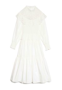 Λευκό φόρεμα με δαντελωτό γιακά, μακριά μανίκια, καπιτονέ μπούστο και φούστα με κλιμακωτά στρώματα. Μαλακό, υφή υφάσματος· κλείσιμο με κουμπιά στο πίσω μέρος.
