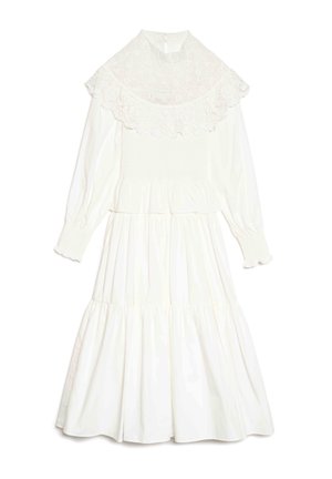 Weißes Kleid mit Spitzenkragen, langen Ärmeln, gerafftem Oberteil und gestuftem Rock. Weicher, strukturierter Stoff; Knopfverschluss auf der Rückseite.