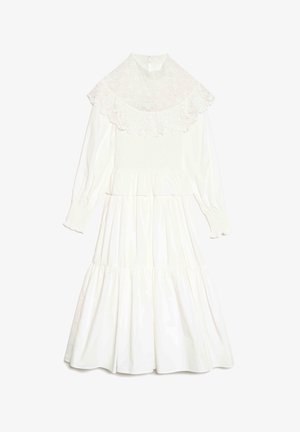 Weißes Kleid mit Spitzenkragen, langen Ärmeln, gerafftem Oberteil und gestuftem Rock. Weicher, strukturierter Stoff; Knopfverschluss auf der Rückseite.