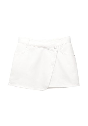 Hvid denim mini skirt med en omslagsdesign, der har en frontknaplukning, to sidelommer og et glat tekstureret stof.