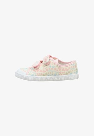 Zapatilla deportiva baja de niño con ribete rosa, estampados de corazones pastel, dos tiras rosas de velcro y suela de goma blanca.
