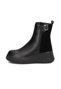 Czarne botki za kostkę z gładkiej skóry, z teksturowaną gumową podeszwą o żebrowanym wzorze oraz dekoracyjnym akcentem w postaci klamry z boku.
