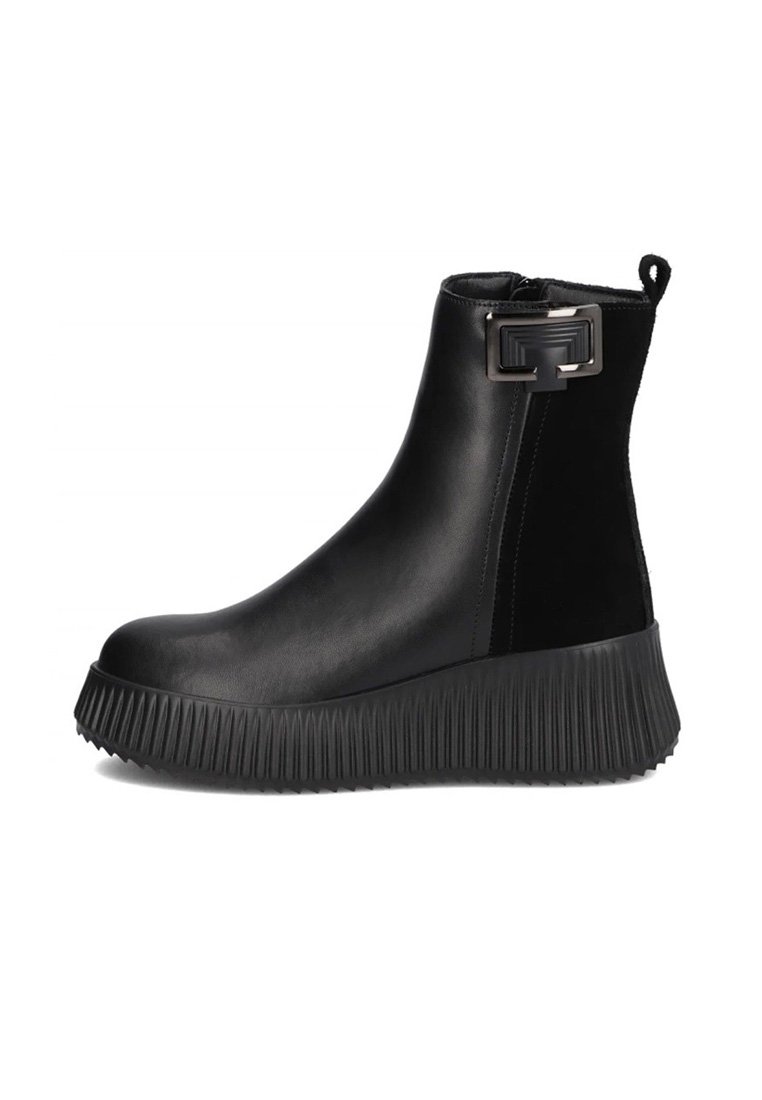 Czarne botki za kostkę z gładkiej skóry, z teksturowaną gumową podeszwą o żebrowanym wzorze oraz dekoracyjnym akcentem w postaci klamry z boku.