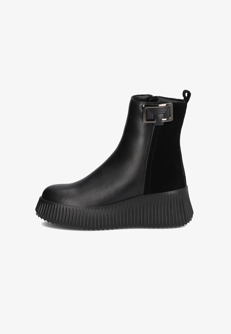 Czarne botki za kostkę z gładkiej skóry, z teksturowaną gumową podeszwą o żebrowanym wzorze oraz dekoracyjnym akcentem w postaci klamry z boku.