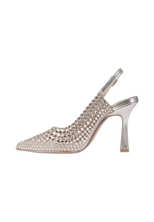Scarpa slingback argento con tacco alto e punta affilata, decorata con molteplici strass lucidi che coprono la parte superiore.