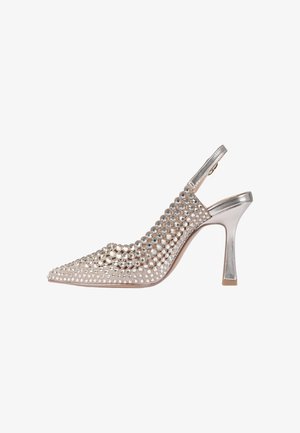 Scarpa slingback argento con tacco alto e punta affilata, decorata con molteplici strass lucidi che coprono la parte superiore.