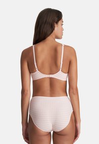 Himbeerfarbenes karierter Dessous-Set mit einem kabellosen BH mit verstellbaren Trägern und hochgeschnittenen Panties mit glatter Oberfläche.