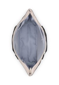 Čierna taška na rameno s jemným svetlomodrým vnútrom. Má zipsový vrecko a priestranný dizajn, ktorý sa zužuje smerom k základni.