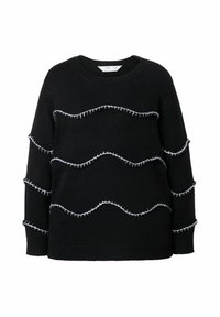 Schwarzer Pullover mit wellenförmigen weißen Nähten. Verfügt über einen runden Halsausschnitt und lange, leicht lockere Ärmel mit ribbelten Bündchen.
