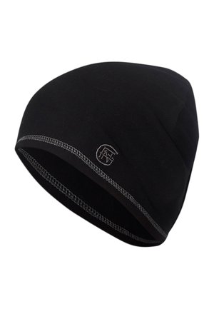 Hombre con cabello corto y oscuro y barba, que lleva un gorro negro con costuras grises y una camisa negra, mirando ligeramente hacia la izquierda.