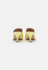 BOSS CHARLOTTE SABOT - Mules de salto - medium yellow