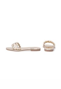Goldene geflochtene Flachsandalen mit offenem Zehenbereich und einem strukturierten Riemen. Verfügt über eine glatte Innensohle und eine minimalistische Sohle.
