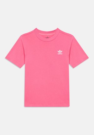 Lyserød Adidas T-shirt med korte ærmer, rund hals og lille hvid Adidas-logo på venstre bryst.