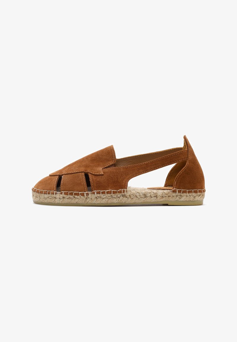 Espadrilles en daim beige avec design à découpes, semelle en corde de jute et talon plat. Comprend des coutures le long de la semelle et un design à dos ouvert.