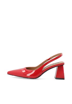 Rød laklæder slingback-pumpe med spids tå og blokhæl på hvid baggrund.
