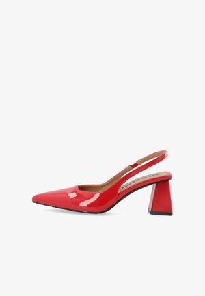 Czerwona lakierowana czółenka na obcasie typu slingback z ostrym noskiem i obcasem na białym tle.