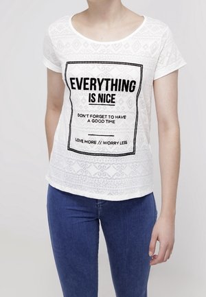 Weißes T-Shirt mit kurzen Ärmeln und rundem Halsausschnitt, das ein schwarzes bedrucktes Rechteck mit dem Text "EVERYTHING IS NICE." zeigt.