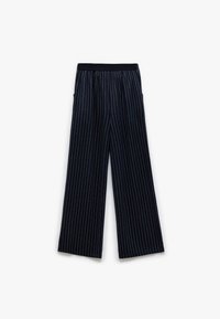 Marineblauwe wijde broek met dunne witte verticale streepjes en een elastische tailleband, plat gelegd op een witte achtergrond.