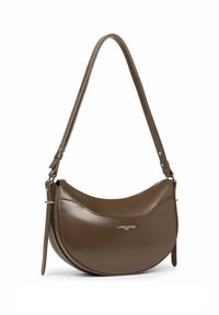 Borsa a spalla in pelle marrone con design curvo, tracolla regolabile e Accenti in metallo. Dotata di chiusura con zip e logo impressa.