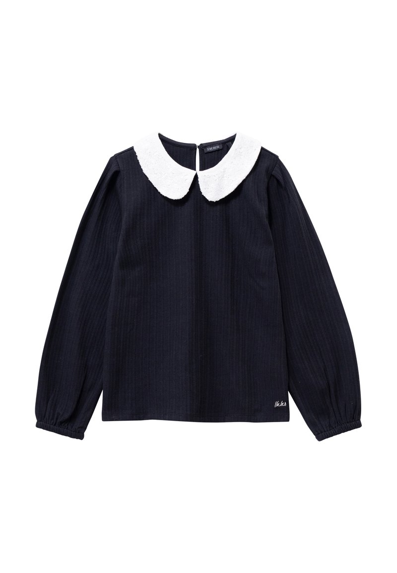 Granatowa koszula z długim rękawem z fakturowanej tkaniny, z bia�łym kołnierzykiem typu Peter Pan ze koronki i elastycznymi mankietami. Zapięcie z tyłu z detalem w kształcie dziurki.