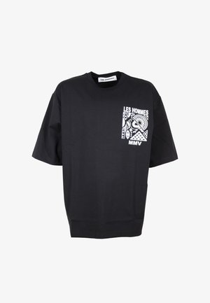Maglietta nera a girocollo con design geometrico bianco di uccello e foglia sul lato sinistro del petto, con scritte "LES HOMMES" e "MMV".