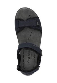 Granatowe sandały z regulowanymi paskami, zamszową wkładką i solidną podeszwą z zakrzywionymi wzorami wskazującymi miejsce na stopę.