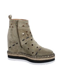 Bota de cuña de ante oliva con patrones triangulares recortados, cremallera lateral y un acento de yute trenzado alrededor de la suela. Suela de goma blanca plana.