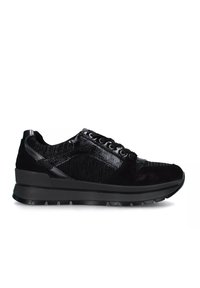 Scarpe da ginnastica nere con un design in tessuto testurizzato e dettagli lucidi. Caratterizzate da una soletta imbottita e chiusura con lacci e occhielli.