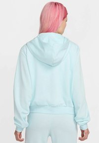 Felpa con cappuccio azzurro chiaro dal taglio comodo. Tessuto morbido, polsini e orlo a coste, con tasca a marsupio davanti.